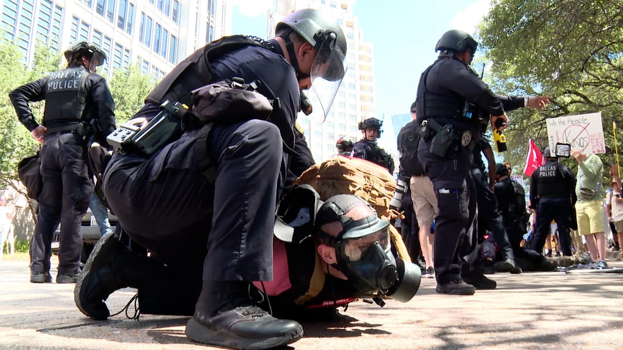 Manifestantes marcharon en Dallas contra la administración Trump durante el segundo día de la convención republicana de medio término.