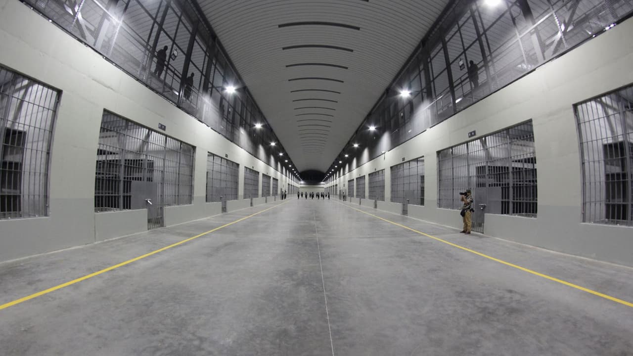 Estadounidenses visitaron El Salvador y terminaron presos bajo el gobierno de Bukele: “Lo vieron sospechoso”