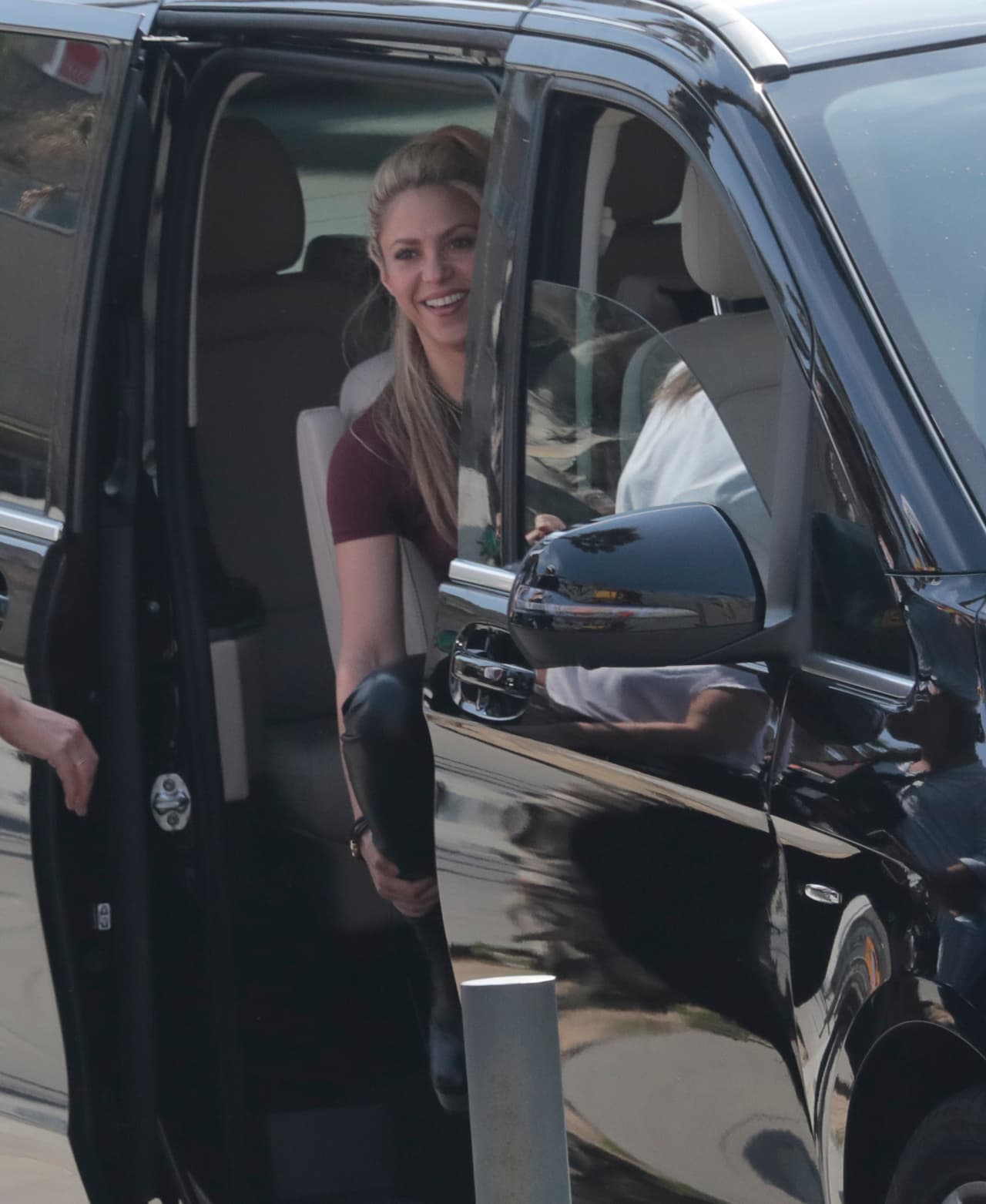 Shakira, con pantalones de cuero en la primera de Barcelona, y una gorra que dice "I love Barcelona".