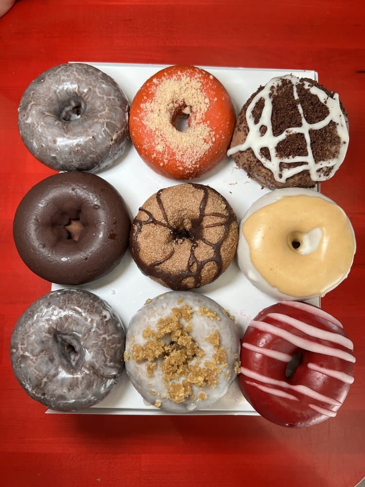 <b>Federal Donuts Center City </b>
<br>Dirección: 1909 Sansom St Philadelphia, PA 19103
<br>Teléfono: (215) 665-1101
<br>Sitio web: 
<a href="https://www.federaldonuts.com">https://www.federaldonuts.com</a> 
<br>
<b><a href="https://www.yelp.com/map/federal-donuts-center-city-philadelphia">Cómo llegar</a></b>
<br>
<br>Sus propietarios se describen así: “Esta tienda de donas, pollo frito y café es conocida por sus platillos clásicos reconfortantes asequibles con sabores inesperados tentadoramente deliciosos que cambian todo el tiempo”.