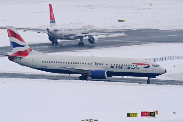 En los desplazamientos internos del país hubo retrasos en hora punta en el metro de Londres, que ya ha puesto en marcha un plan de contingencia, al igual que los servicios de trenes.