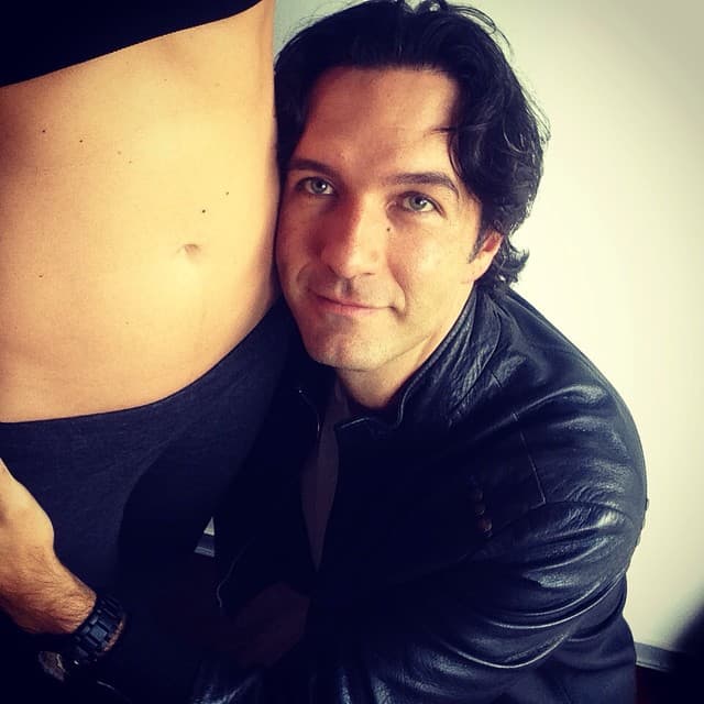 “Queremos compartirles la gran noticia de que estamos esperando baby para septiembre. ¡Estamos muy felices!” escribió la cantante.