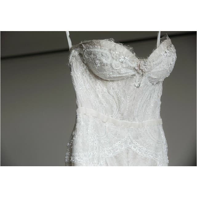 El vestido tenía detalles de encaje muy detallados y sumamente elegantes.