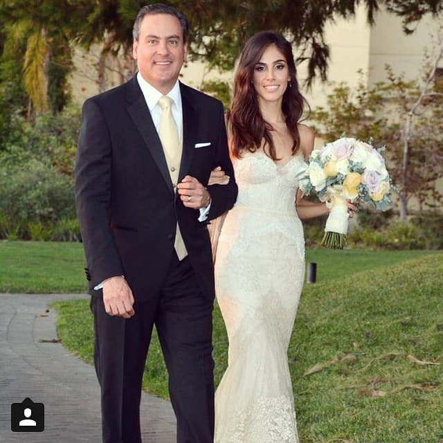 El momento que toda mujer espera, que su padre la entrega en el altar.