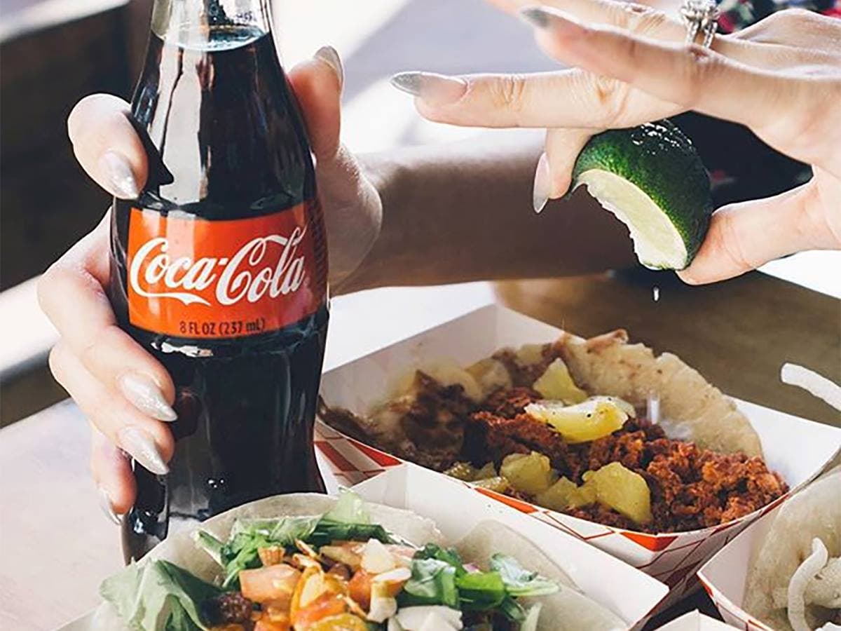 <b><a href="https://us.coca-cola.com/">Coca-Cola</a></b>. The Coca-Cola Company es una corporación multinacional de bebidas con presencia global en más de 200 países y territorios. Además de su bebida homónima Coca-Cola, la corporación opera una cartera de marcas que incluyen tés y cafés Gold Peak, Smartwater, bebidas deportivas Powerade, jugos Simply y Vitaminwater. El producto insignia, la bebida gaseosa, fue creada en Atlanta alrededor de 1886. El farmacéutico de Atlanta, John Pemberton, creó un líquido de color caramelo y lo mezcló con agua carbonatada. Llevó la mezcla a una farmacia para que los clientes la probaran.