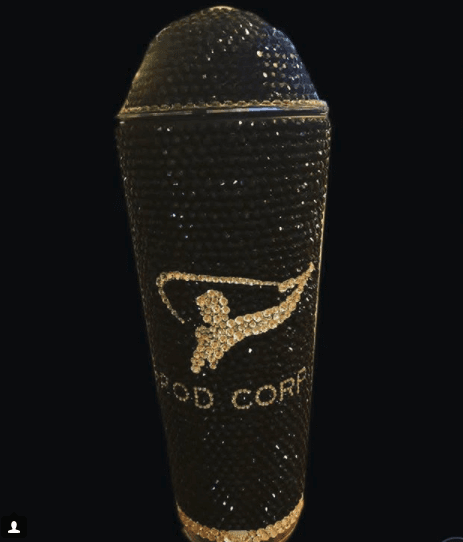 A-Rod no pudo de la envidia y, a través de su cuenta en Instagram, compartió una fotografía del diseño personalizado realizado con inscrustaciones 100% Swarovski por Taylor Made Bling.