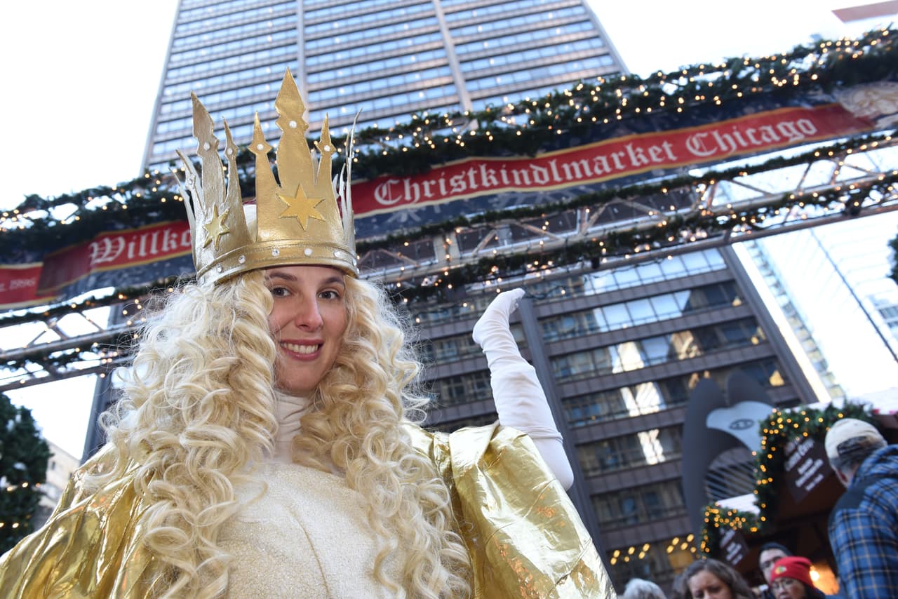 <b>Qué hacer con los niños: En el Christkindlmarket encontrarás a </b>la mascota del mercado que es un hada coronada con túnicas blancas y doradas llamada "The Christkind". Ella recorre todo el mercado, saluda a los niños y se detiene para tomar fotos. Se cree que Christkind es el portador de regalos en la mayoría de los países de habla alemana (al igual que Santa Claus en los Estados Unidos). Si la encuentras en el mercado, ella visitará a los niños y repartirá actividades para llevar a casa. 
<b>La casa de Santa Claus: </b>La residencia de Santa llega al mercado por cortesía del Departamento de Asuntos Culturales y Eventos Especiales de la Ciudad de Chicago. Tienes que hacer fila afuera para ver a Santa Claus, pero vale la pena esperar. Los niños pueden sentarse con Santa Claus y tomarse fotos.