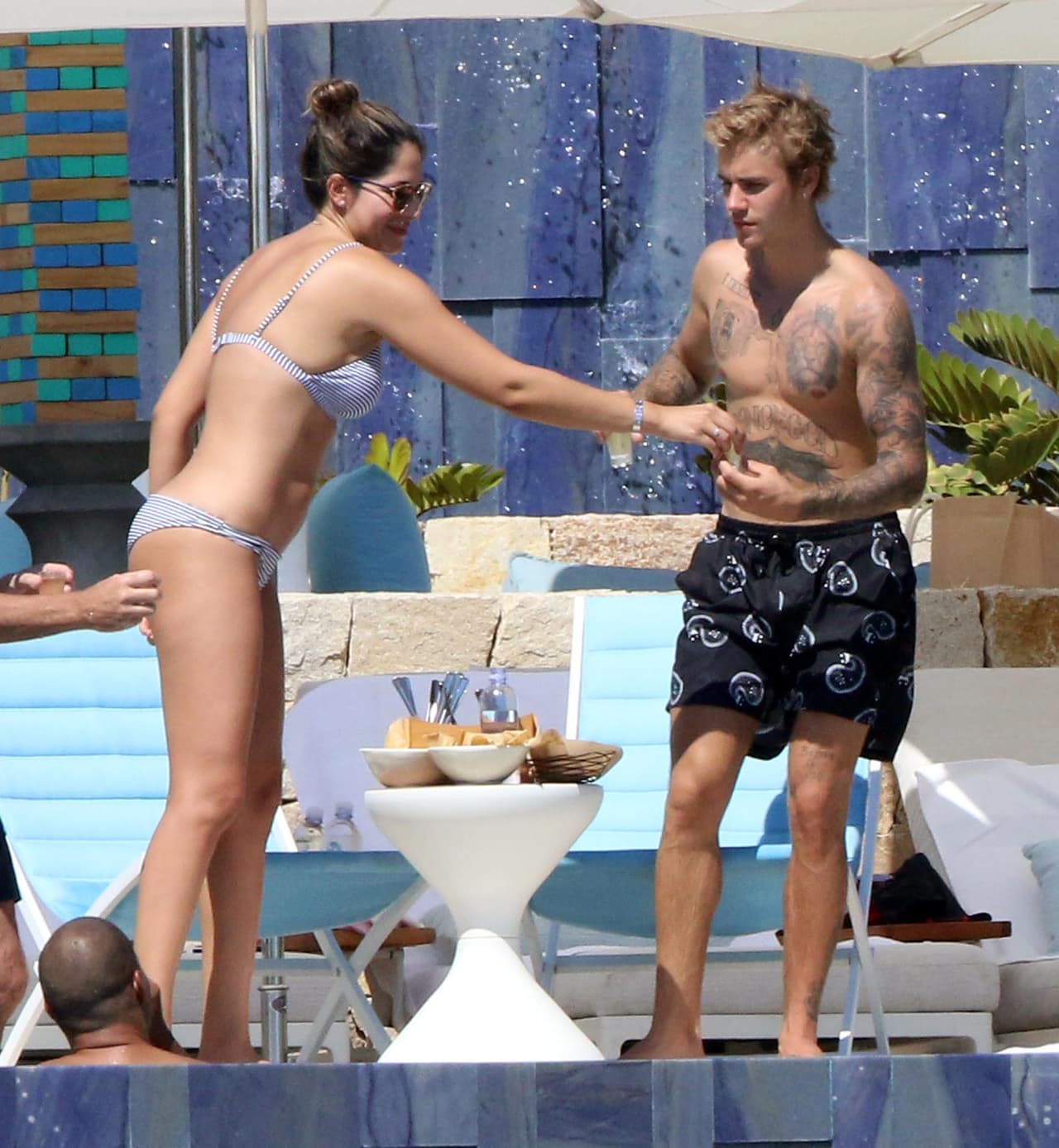 En medio de los tequilas, el canadiense bronceó sus 'abs' durante un largo rato.