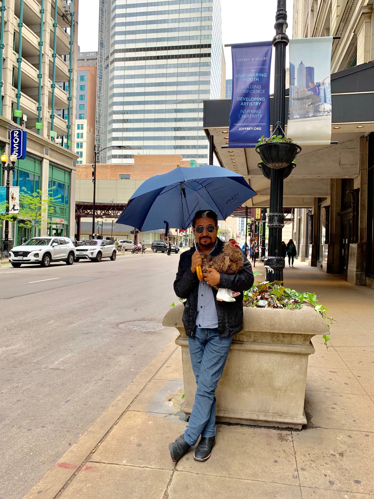 Y salió a pasear sin importar el clima.