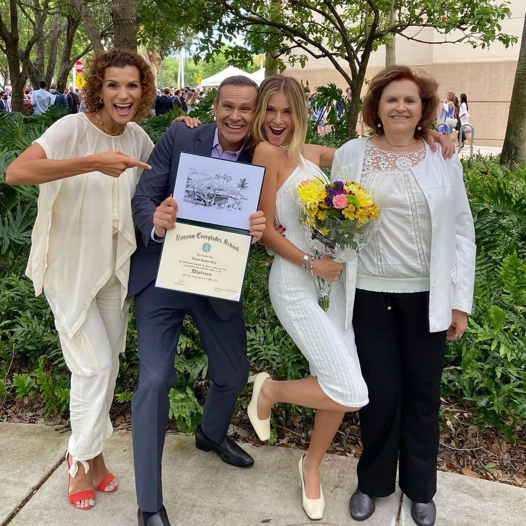 Nicole posó con una gran sonrisa junto a su familia. Un bello ramo de flores fue uno de los detalles que le dio su padre.