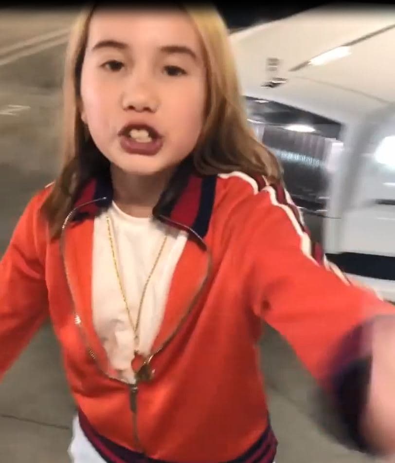 Tras recorrer apenas unos metros de distancia a bordo del Rolls Royce, la youtuber desciende haciendo alarde de su edad, dinero y, de manera sorpresiva, patea al auto.