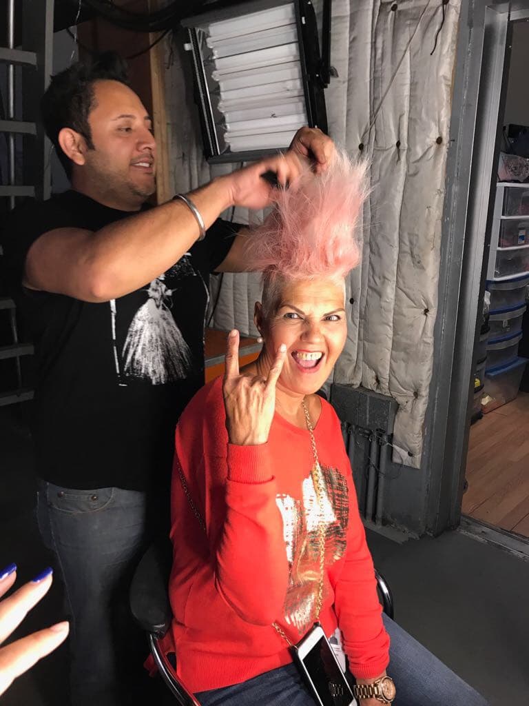 Y sorprendimos a Mayra, del equipo de producción, practicando un nuevo peinado que nos dejó a todos con la boca abierta.