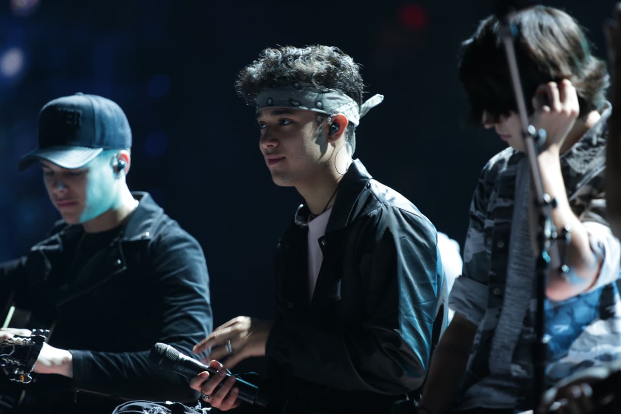 <b>Canción del Año</b> por
<b>'Tan Fácil'</b>.