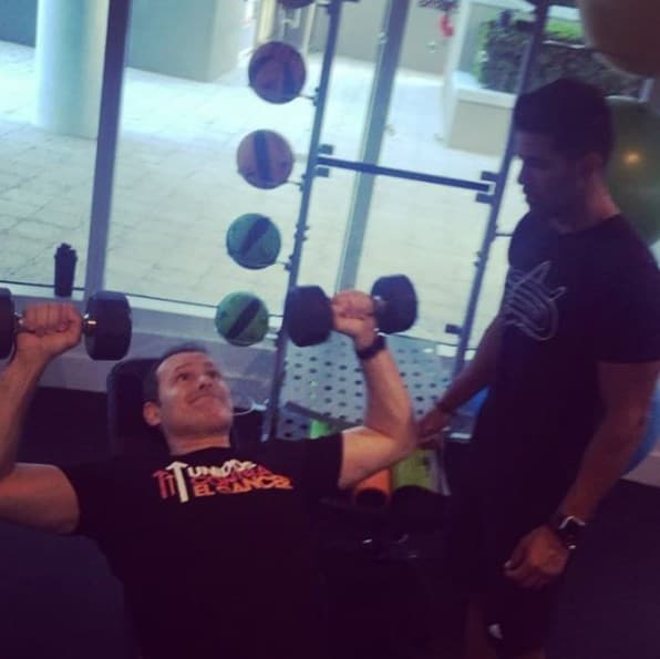 Alan también quiere presumir un abdomen de acero, así que le esta dando sabroso al ejercicio (Octubre 17, 2016)