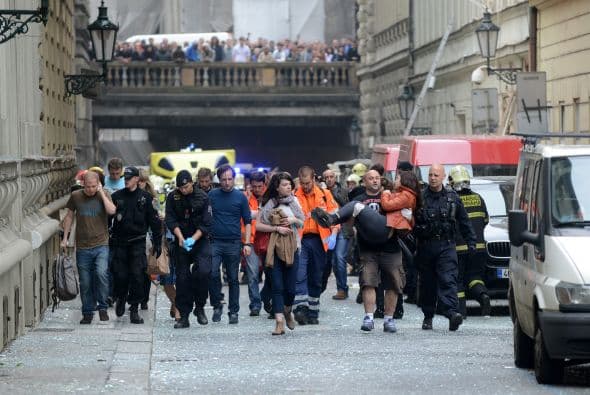 Riadas de gente, presas de la incertidumbre, recorrían a pie la ciudad después de que se suspendiera el transporte público tras el incidente.