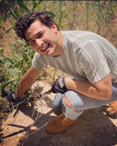 ¡Ah si! Que no se nos olvide recalcar que cuando se trata de los quehaceres de la casa, el encargado de que el jardín luzca impecable es el guitarrista de la agrupación.