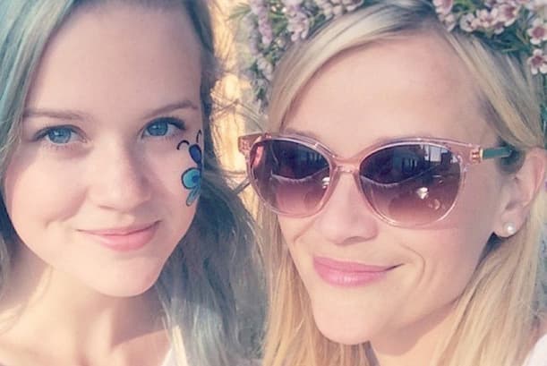 ¡No, no están viendo doble! Se trata nada menos que de Ava de 14 años, quien es la hija de Reese Whiterspoon y la que ha heredado la belleza de la actriz.