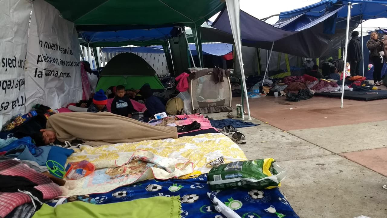 Durante los días que han estado varados en Tijuana, los migrantes de la caravana han dormido en carpas.