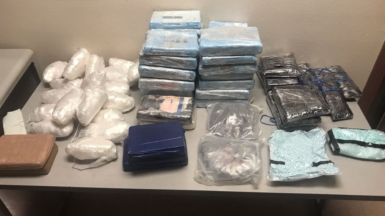 De acuerdo con la División de Campo de Phoenix de la DEA, en 2020, se sacaron seis millones de pastillas de fentanilo de las calles de Arizona. En 2021, ese número se duplicó a 12 millones, y en 2022, los agentes ya incautaron más de cuatro millones de pastillas.