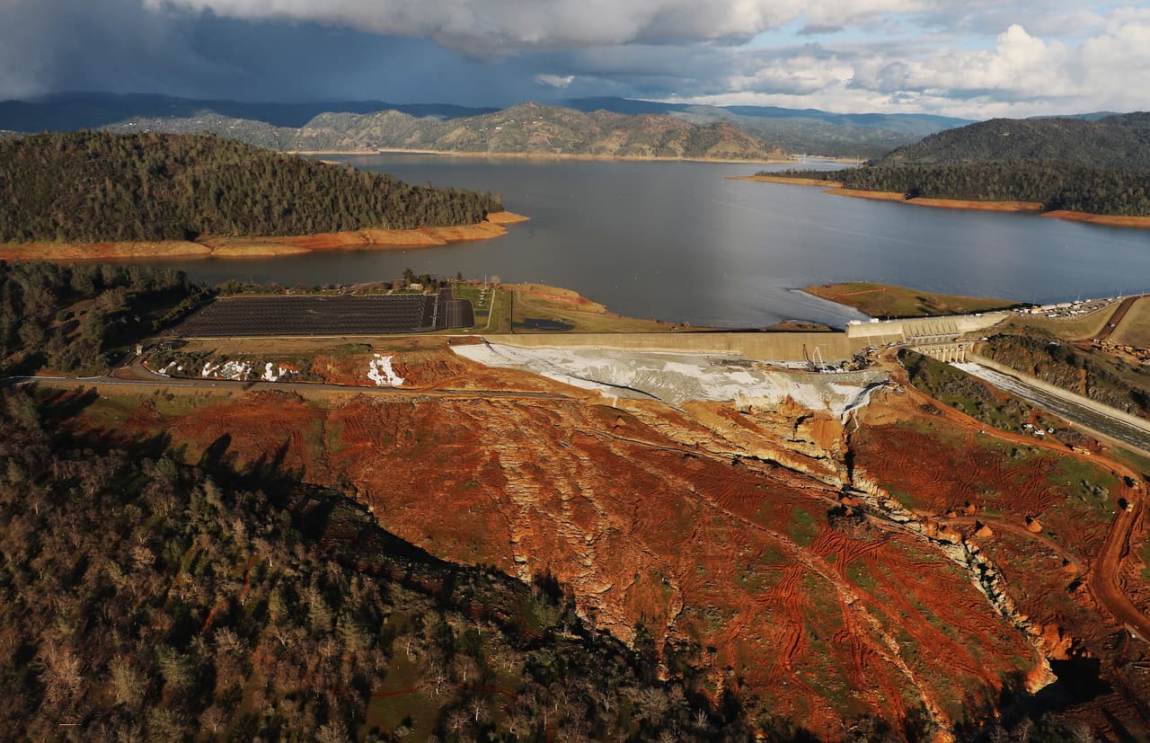 En la parte de alta de la ladera también se formó un canal de agua, que creó una grieta. Esa brecha en el terreno fue creciendo hacia el dique, lo que motivó la evacuación del domingo 12 de febrero.