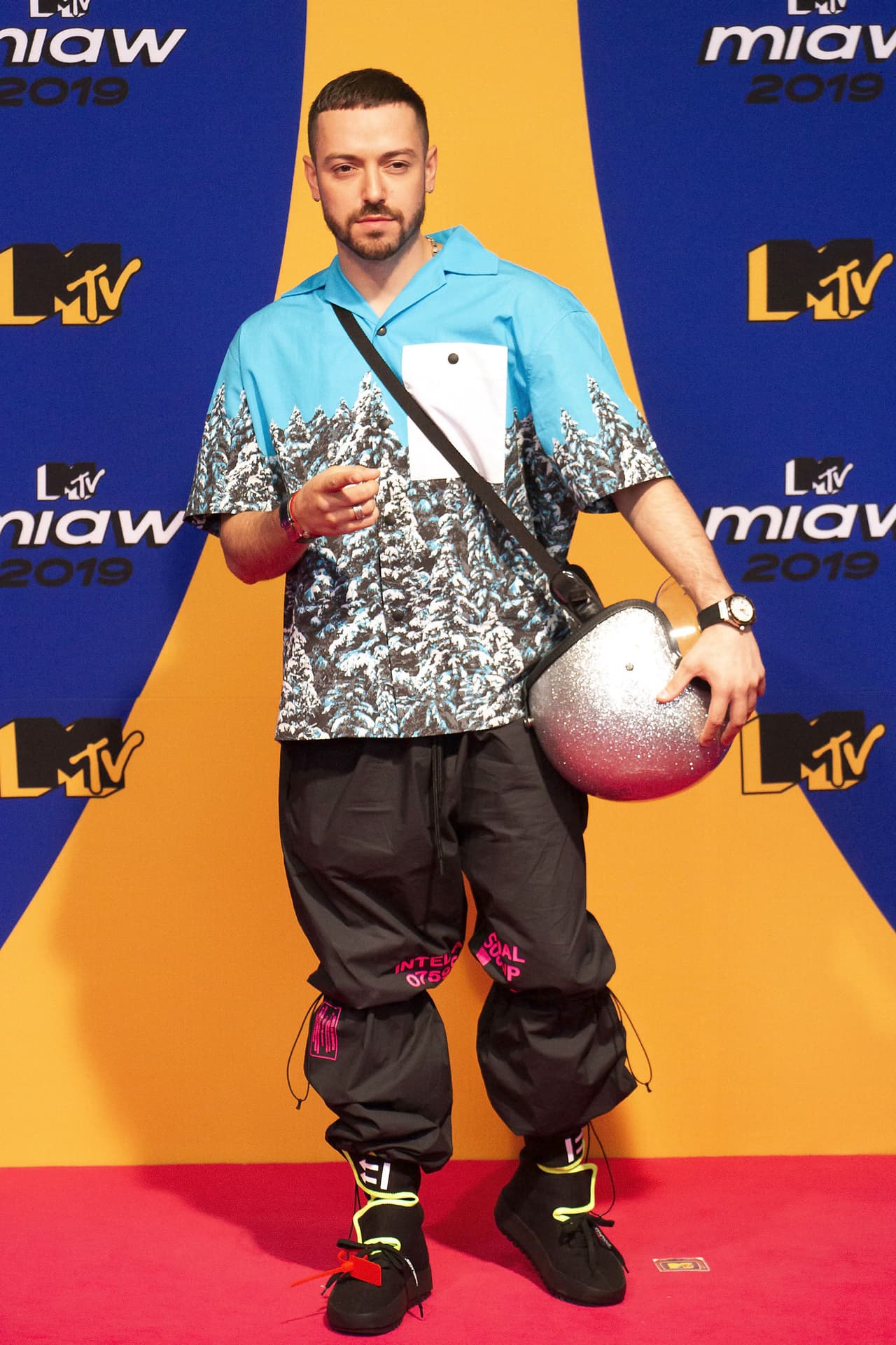 Enlistó tres características que le parecen atractivas del sexo femenino: "
<b><a href="https://www.univision.com/famosos/pee-wee-ya-no-quiere-que-el-publico-solo-se-fije-en-sus-musculos-sino-en-su-talento-fotos" target="_blank">Es atractivo ver que una mujer es fuerte</a></b>, sabe lo que quiere y es inteligente. Eso me encanta de una mujer", dijo.
<br>