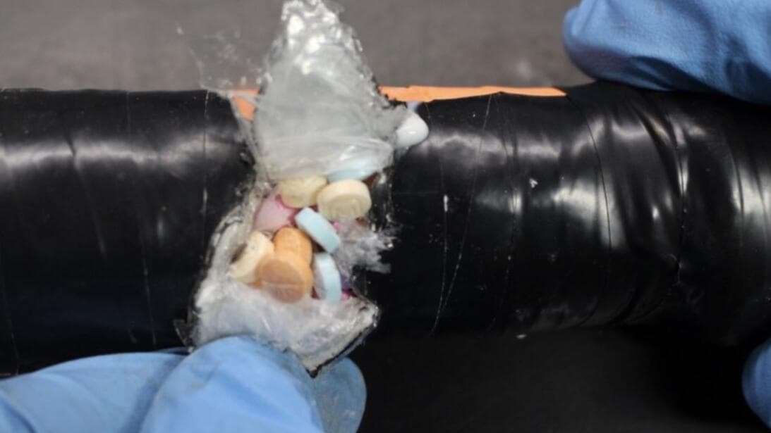 En agosto 
<b><a href="https://www.univision.com/local/arizona-ktvw/fentanilo-arcoiris-arizona-fotos" target="_blank">cuatro millones de pastillas de fentanilo</a></b> fueron incautadas en una parada de tráfico. Para ocultarlas, la conductora de un vehículo las transportaba en bolsas de celofán, envueltas en bolsas de lona negras.