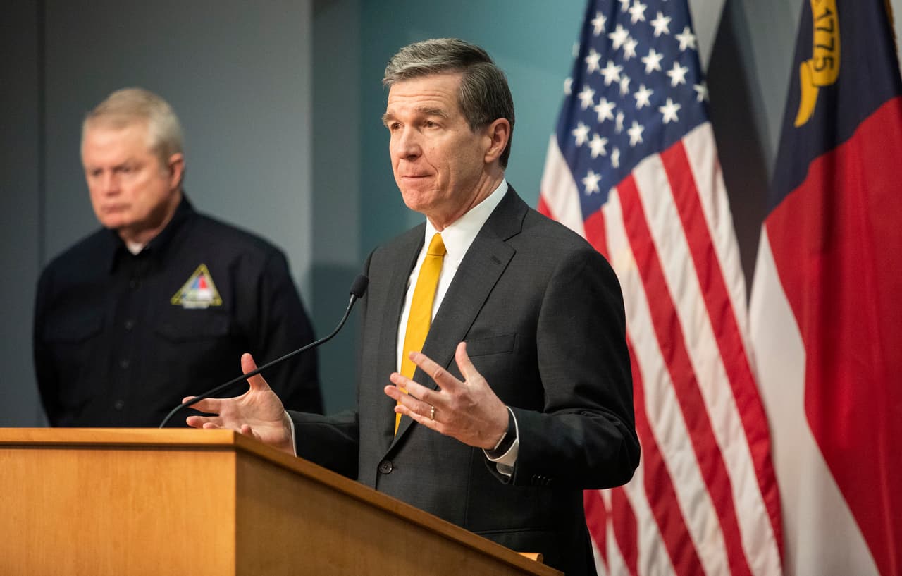 El gobernador Roy Cooper dijo que el distanciamiento social y la orden de quedarse en casa están funcionando para aplanar la curva del Covid-19. "Venceremos este virus", enfatizó.