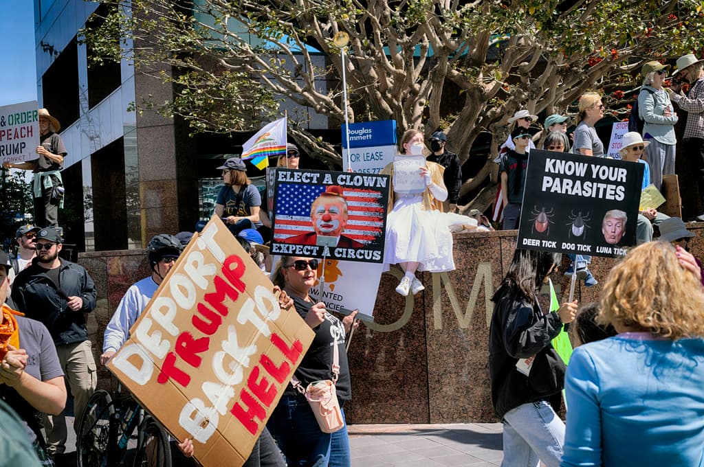 Hubo entre los manifestantes quien también llamó la atención sobre 
<b>las deportaciones de inmigrantes</b>. Una persona mostraba un cartel con el mensaje: "Deporten a Trump de regreso al infierno". Otra persona presumía en alto una pancarta en la cual se refería al presidente de los Estados Unidos como un "payaso", mientras que hubo quien identificó al líder republicano como un "parásito".