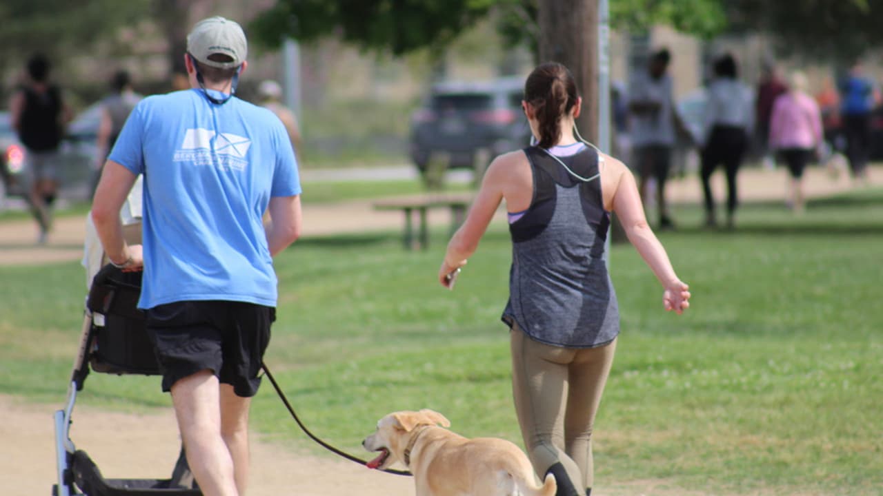 Jóvenes parejas con hijos salen a hacer ejercicio y aprovechan para pasear a sus bebes en carriolas.