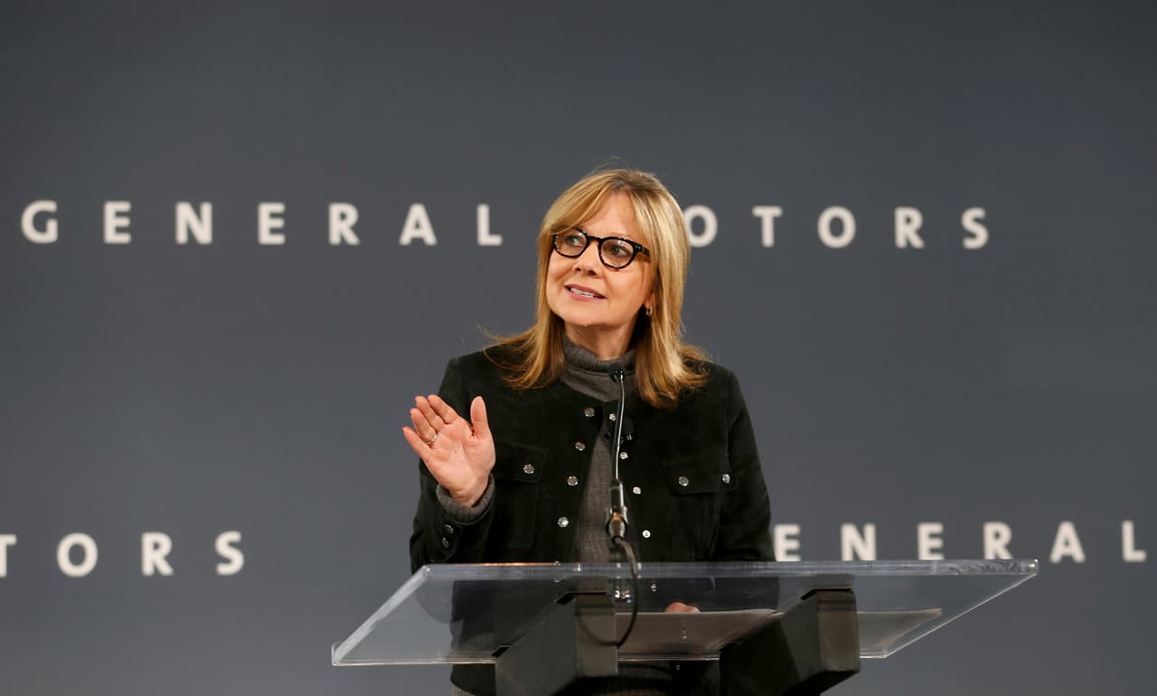 La presidenta ejecutiva de General Motors, Mary Barra, ha dicho que no mudarán a Estados Unidos la fabricación del Chevrolet Cruze Hatchback. ¨El nuestro es un negocio de plazos muy largos con inversiones significativas donde las decisiones se toman con dos, tres y hasta cuatro años de antelación¨, respondió la semana pasada en el Auto Show de Detroit. (Foto de Getty Images)
<br>