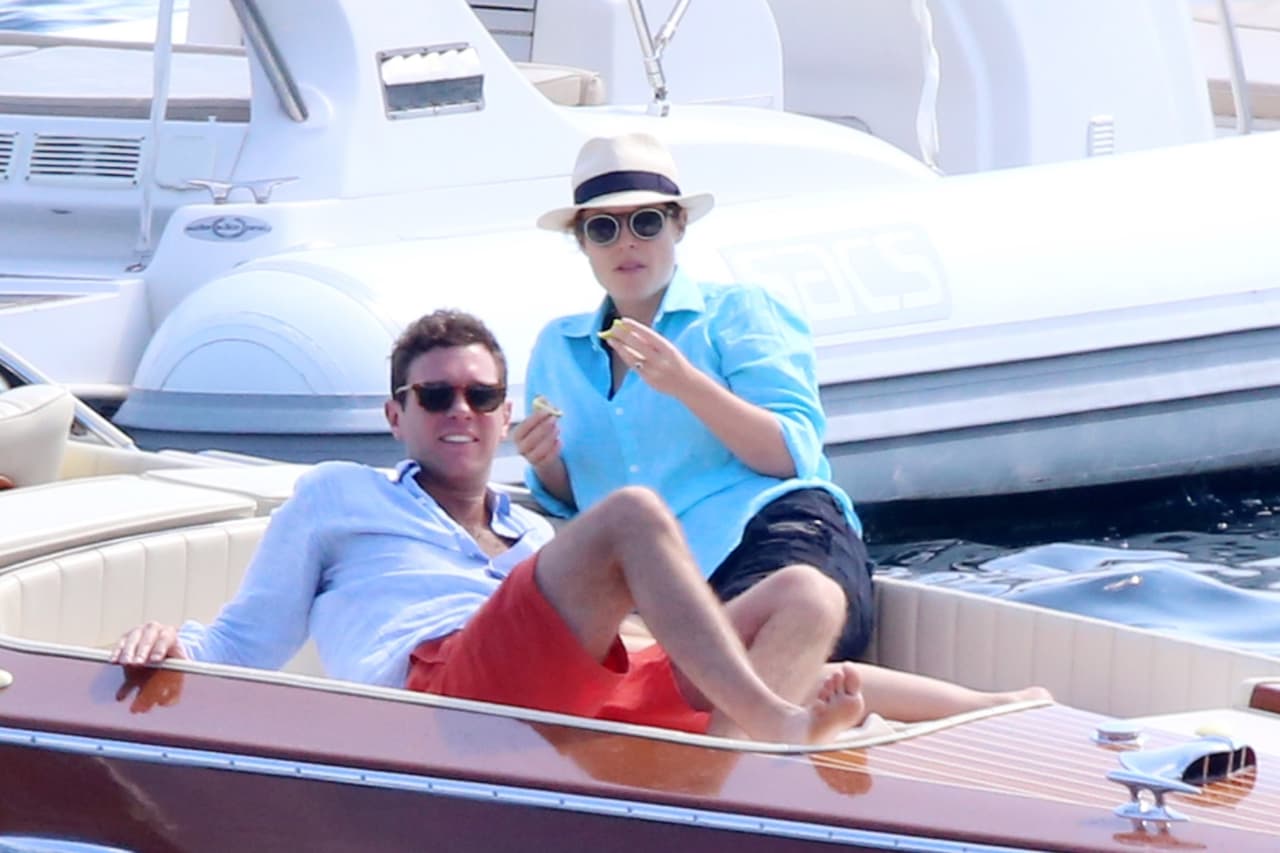 Brooksbank, de 31 años, le pidió ser su esposo durante unas vacaciones en Nicaragua y de inmediato la princesa Eugenie respondió que "sí".