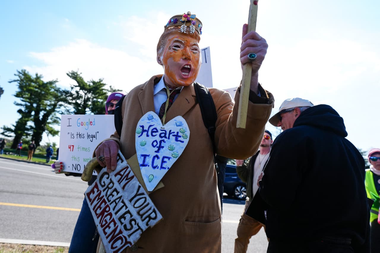 Manifestantes se preparan para cruzar el Puente Memorial desde Arlington, Virginia, hacia Washington, D.C., durante la jornada nacional de protestas “No Kings” el 28 de marzo de 2026.