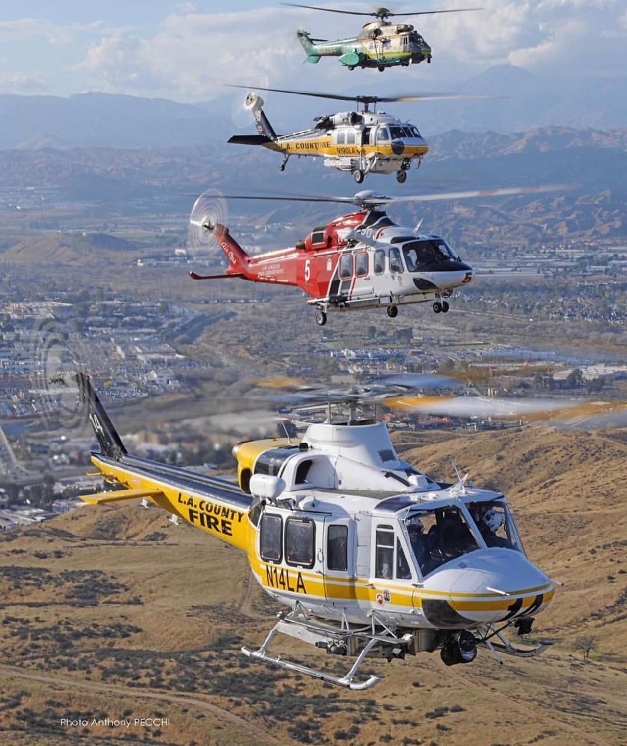 Esta imagen la lidera el nuevo S70i Sikorsky Firehawk helicopters una nave de rescate del Departamento de Bomberos del condado que vuela en formación con las naves de la Guardia Costera y el Departamento del Sheriff del condado. Todas también están preparadas para emergencias como las que vive la región en este momento.