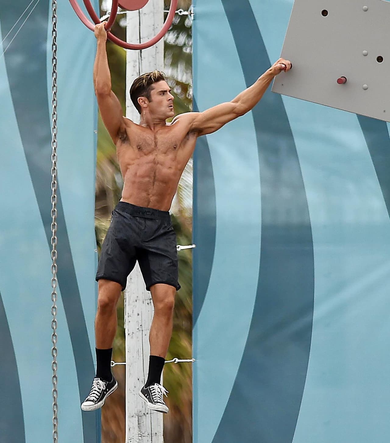 Zac Efron, todo un muleco de acción mientras filma 'Baywatch'.