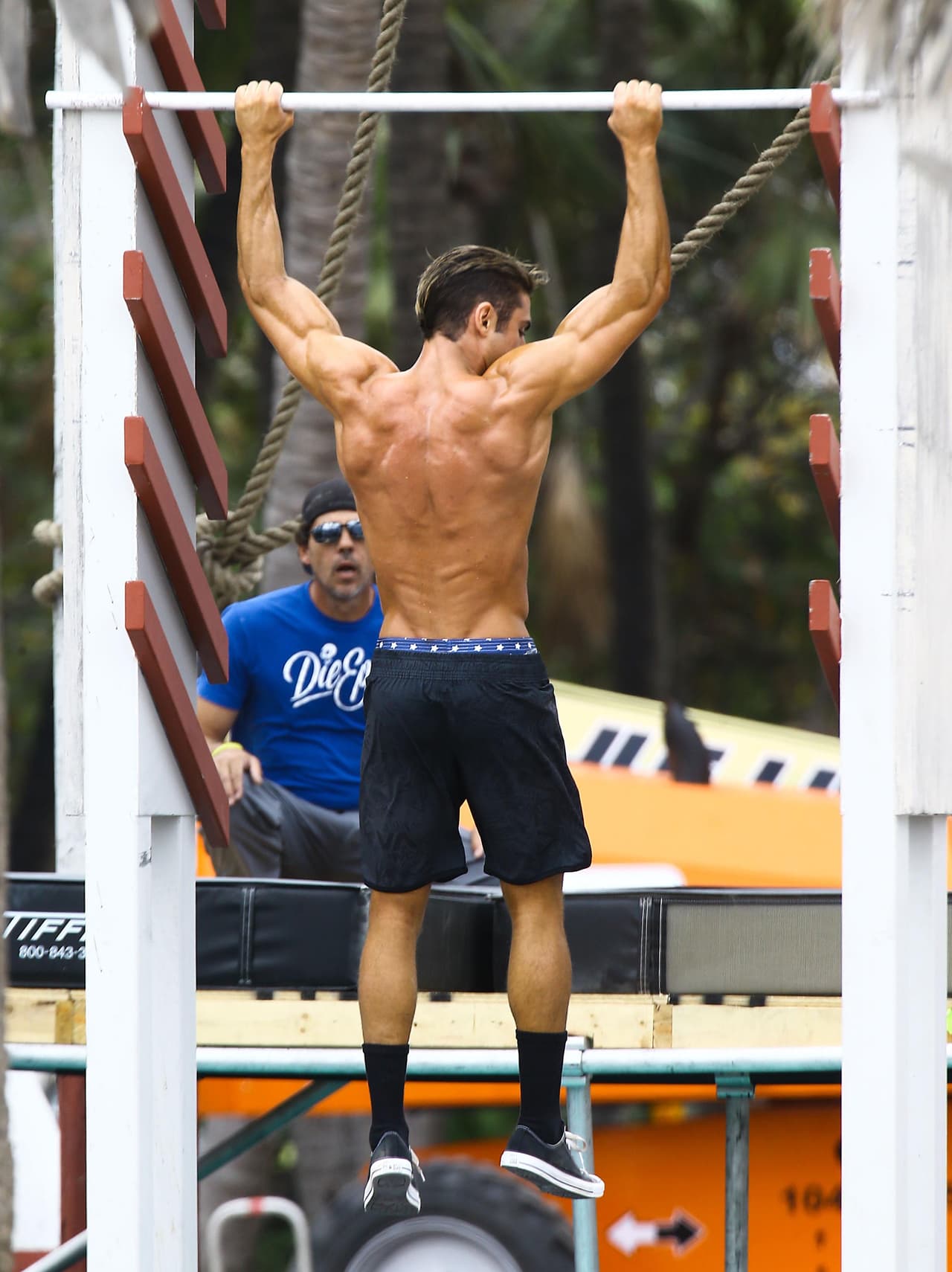 Zac Efron, todo un muleco de acción mientras filma 'Baywatch'.