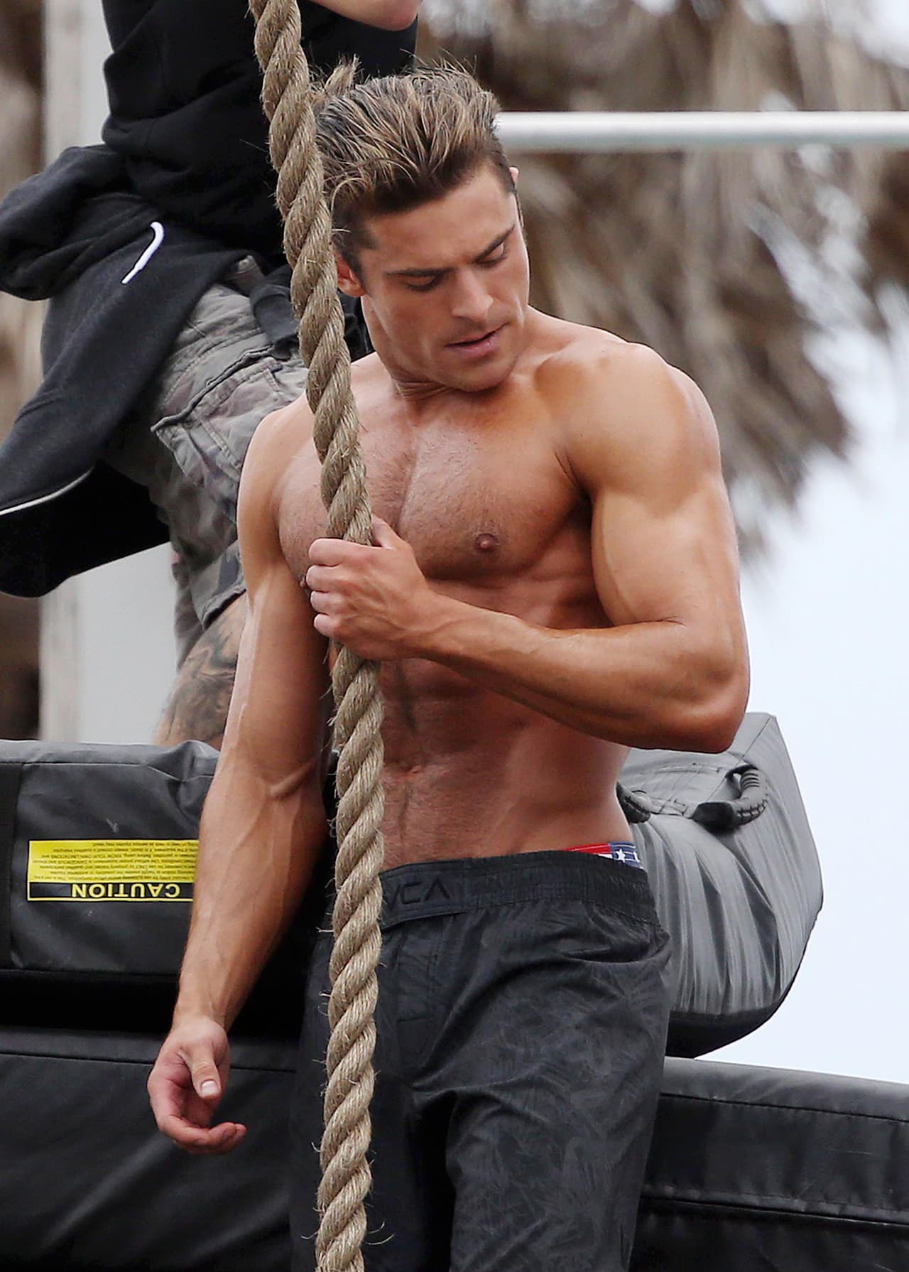 Zac Efron, todo un muleco de acción mientras filma 'Baywatch'.