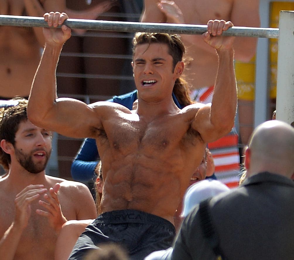 Zac Efron, todo un muleco de acción mientras filma 'Baywatch'.