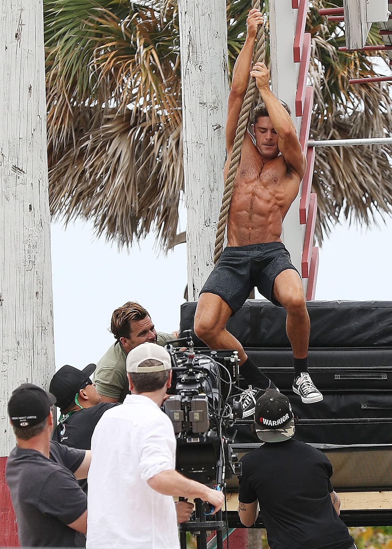 Zac Efron, todo un muleco de acción mientras filma 'Baywatch'.