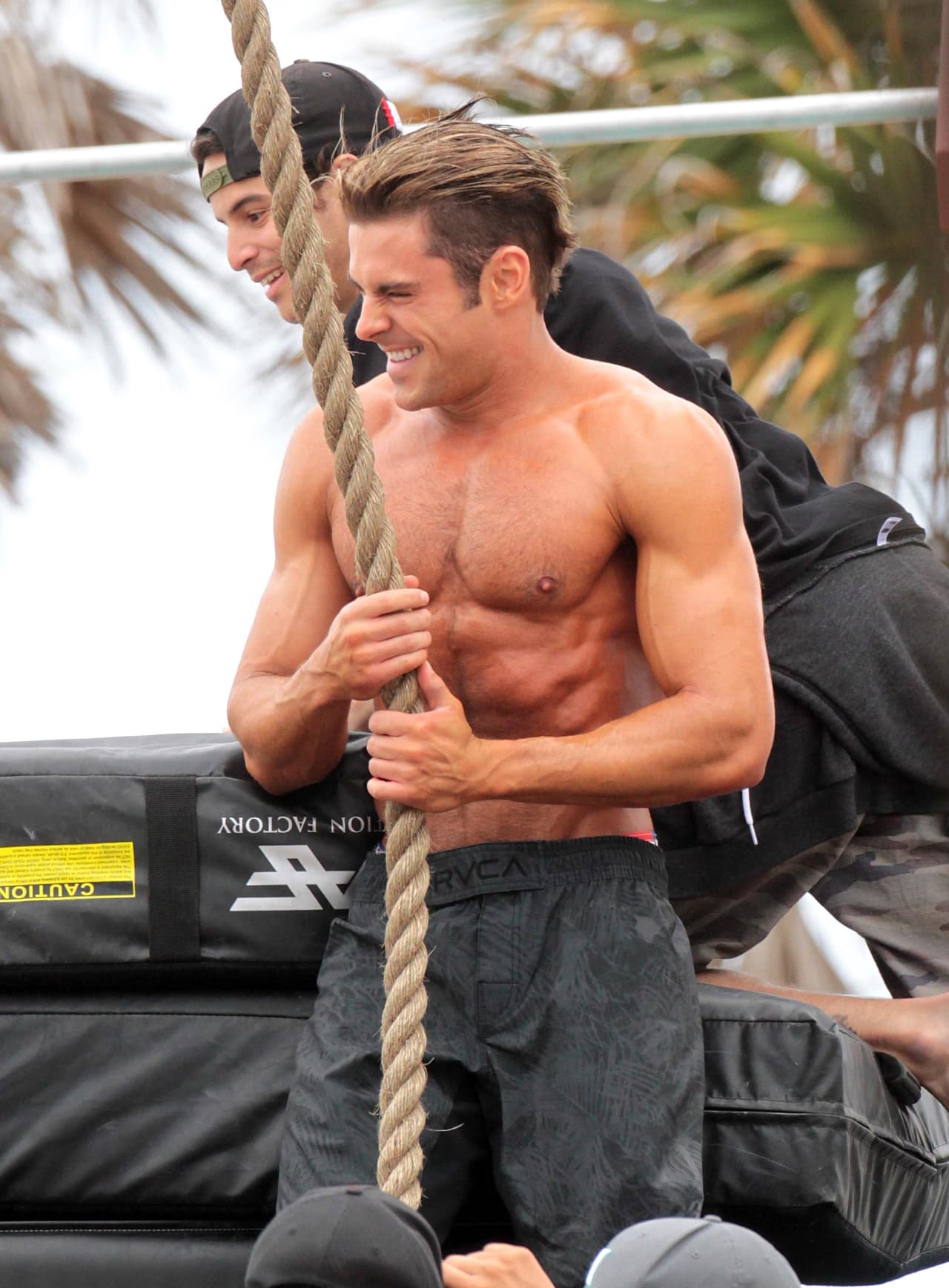 Zac Efron, todo un muleco de acción mientras filma 'Baywatch'.