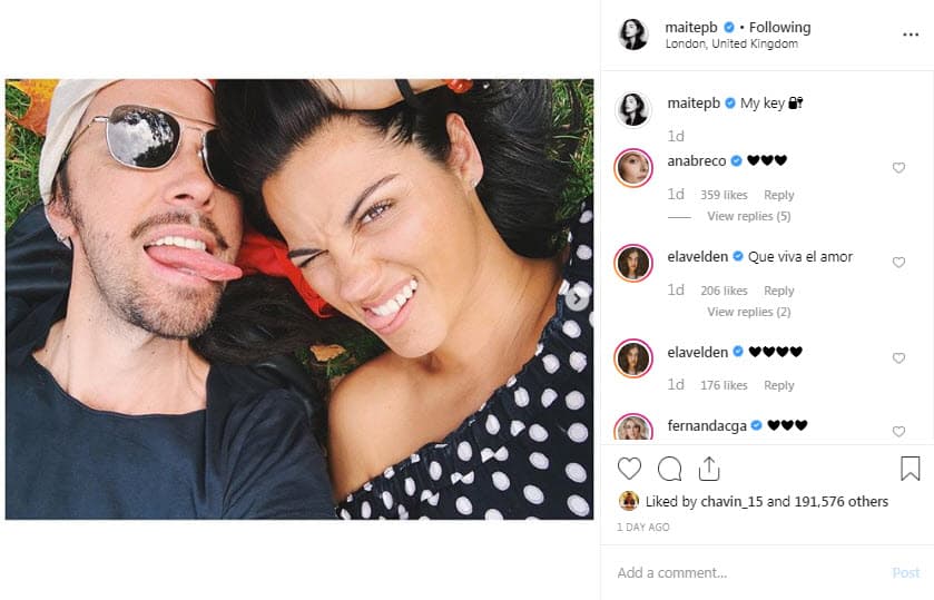 La actriz publicó tres imágenes desde Londres en las que se le ve feliz acostada junto a su novio.