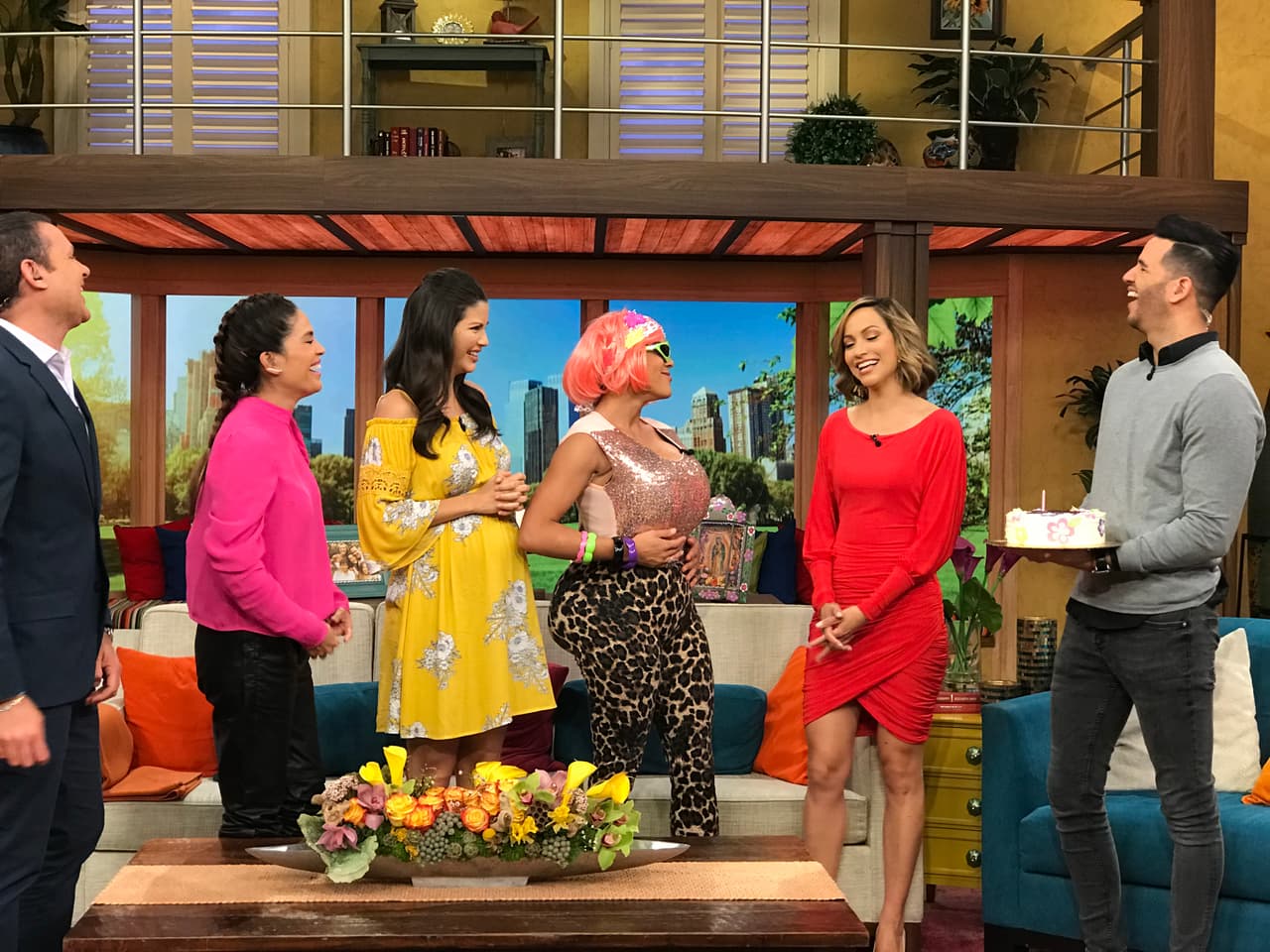 La voluptuosa coreógrafa también quería felicitarla: "Hoy Honduras está de fiesta", le dijo.