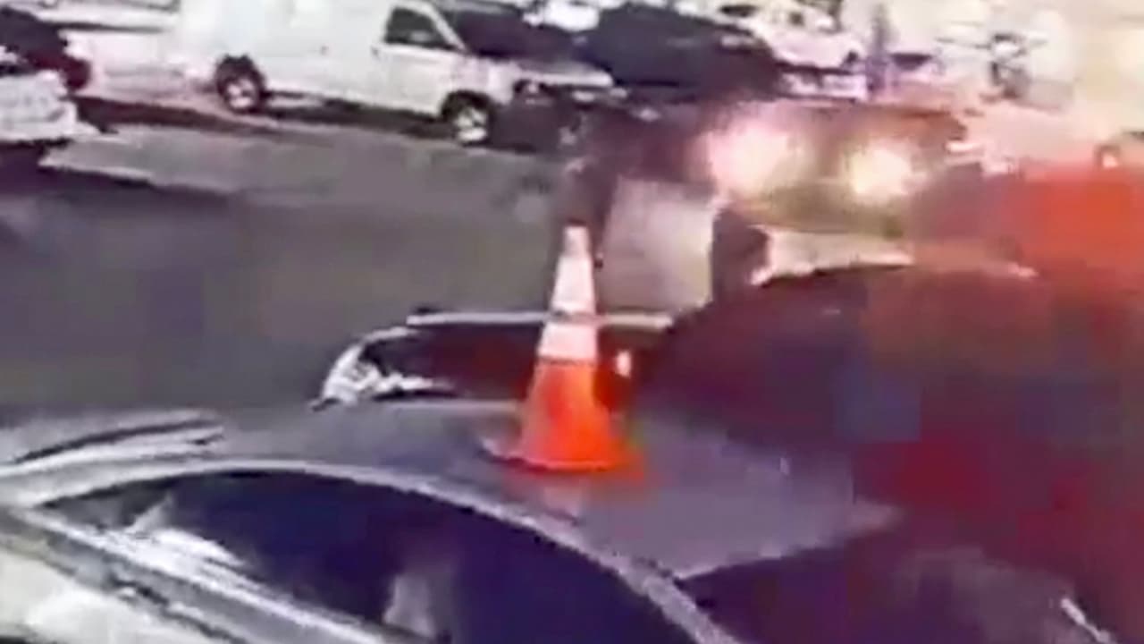Captan en video el momento en que un auto vira y arrolla a un hondureño en Houston