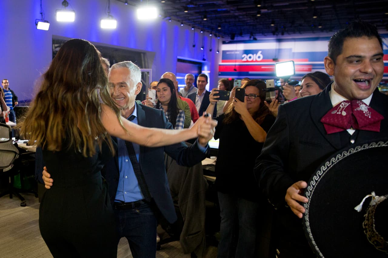 "La vida me ha dado la oportunidad de compartirla con un hombre excepcional, con alguien que hoy celebra
<a href="http://www.univision.com/noticias/opinion/30-anos-de-television" target="_blank">que hace 30 años se sentó en una silla</a> para convertirse en un amor a primera vista con millones de personas que encienden la tv a diario", dice Chiqui Delgado.