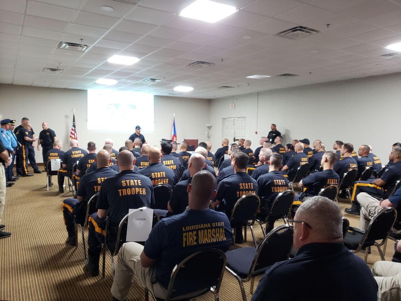 Policías y bomberos se unen a esfuerzos de recuperación en el área sur de Puerto Rico