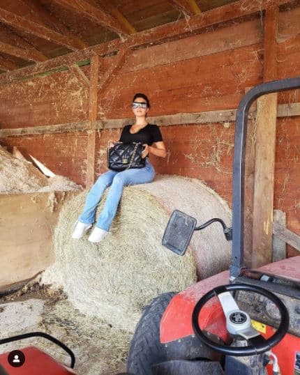 Este 
<b>maxi bolso Channel </b>costó $5,600 dólares y Georgina Rodríguez lo eligió para un 'look' que portó en una granja.