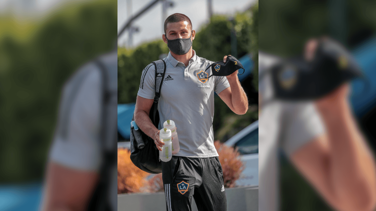 Algunos presumieron los cubrebocas con el escudo del equipo.