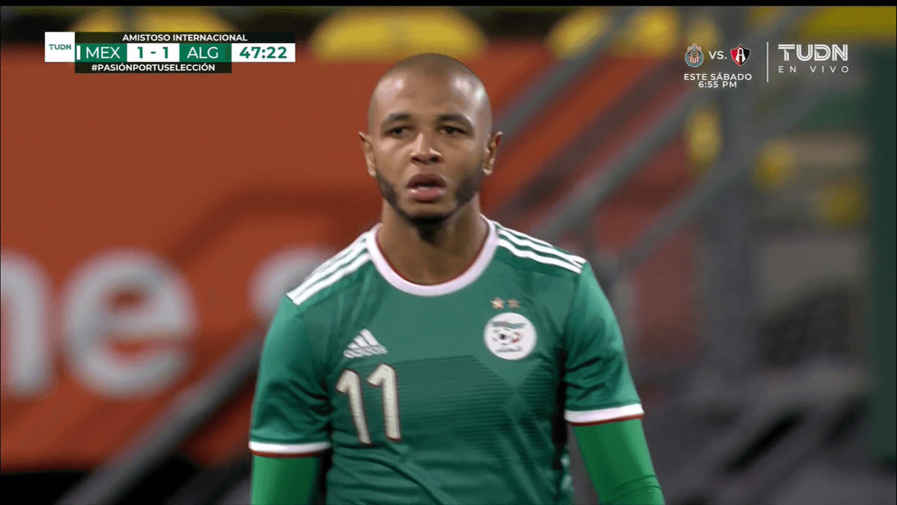 Raúl Jiménez intenta tiro desde afuera del área, no hay gol