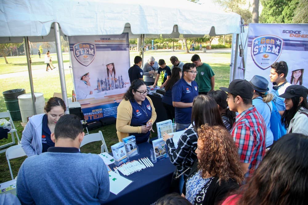 Como todos los años, Univision realizó su ya tradicional Feria de la Educación, el 15 de octubre de 2016, por primera vez en los terrenos de CalState Northridge. Decenas de miles de padres e hijos asistieron al mayor evento educativo de la comunidad hispana estadounidense.
