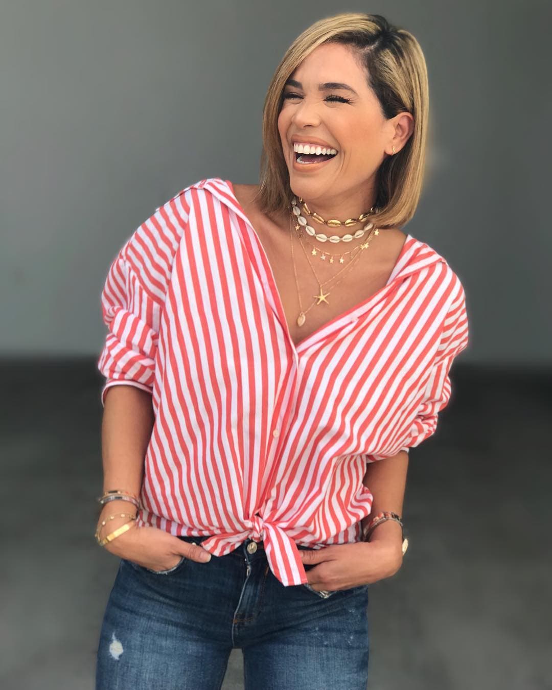 Karla Martínez ama los looks divertidos, como este compuesto por una camisa con rayas rojas. Aunque normalmente la vemos llevando la información de impacto para la audiencia hispana con prendas más formales, de vez en cuando nos da una probadita de los atuendos casuales que disfruta.