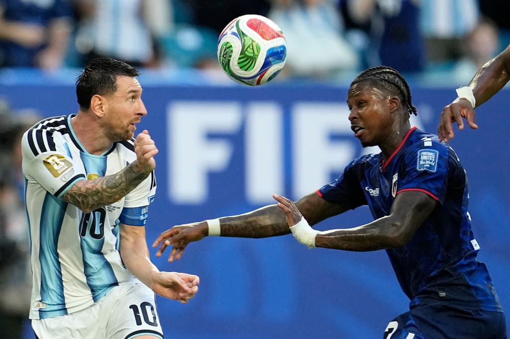 Lionel Messi pelea el balón contra Sidny Lopes Cabral de Cabo Verde.
